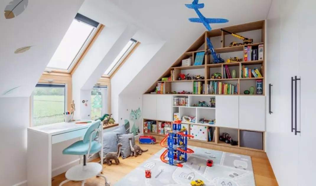 In children's bedrooms, vinyl wallpaper with images of animals adds a friendly touch