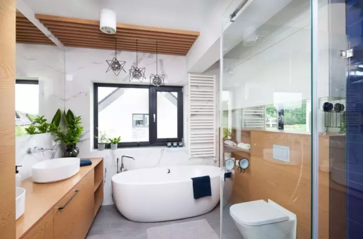 The bathroom could not miss the leading color in the whole house - navy blue