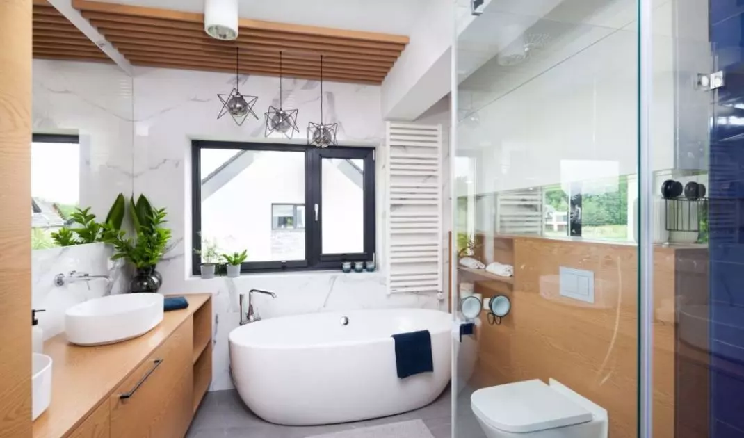 The bathroom could not miss the leading color in the whole house - navy blue