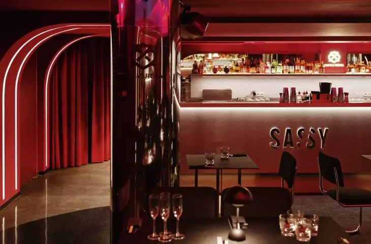 Characteristic elements of the design are rounded lines and neon signs