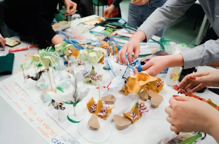 Praca twórcza w trakcie warsztatów kreatywnego myślenia metodą Design Thinking (drugi dzień warsztatów) 