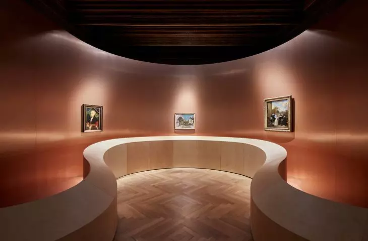 The architects opted for a splayed wall covered with copper panels and a ribbon-like curved plywood balustrade