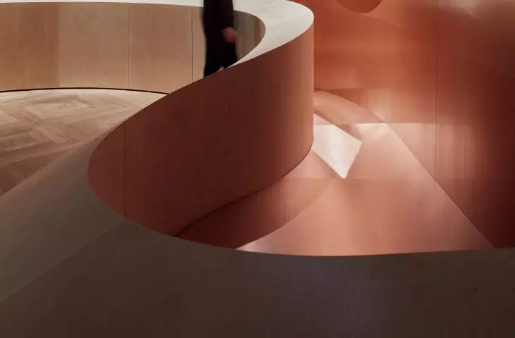 splayed balustrade brings viewers closer to the works on display