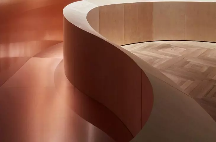 The organic form of the balustrade is complemented by information on individual works of art