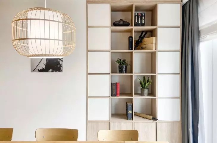 Szafa wnękowa w jadalni została zaprojektowana przez architektów