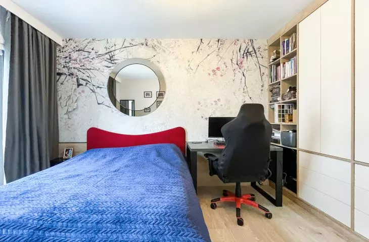 Wnętrze sypialni i miejsce do pracy