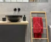 Również wystrój łazienki nawiązuje do całego stylu mieszkania