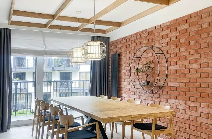 Suspended beams on the ceiling