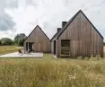 Drewniany dom na łące