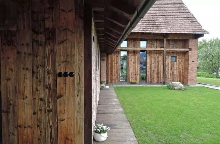 Dom jednorodziny utworzony ze stuletniej stodoły