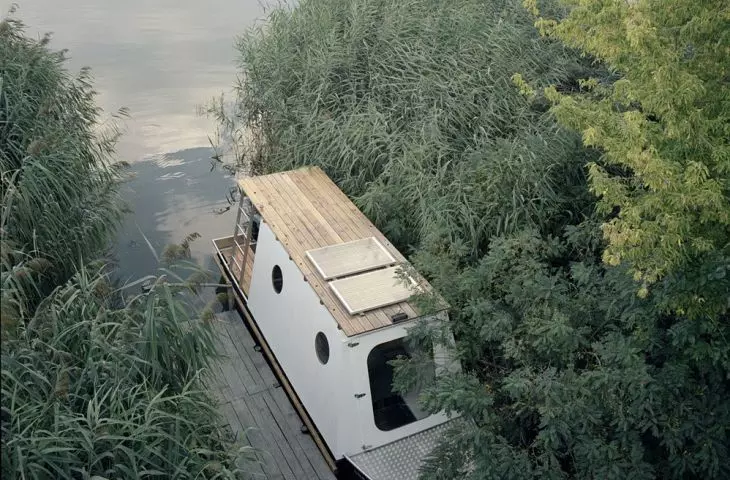 Sneci floating house