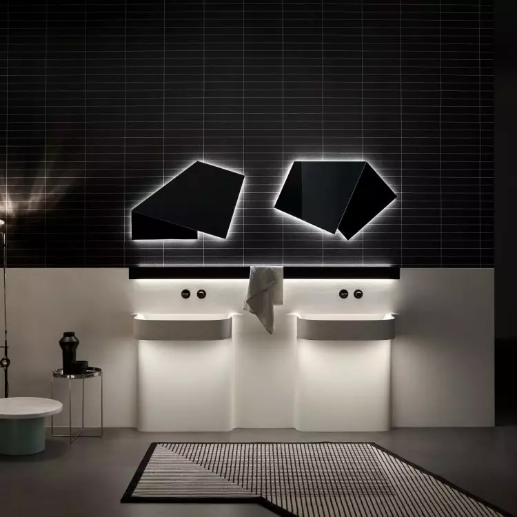 Rzeźbiarski kształt umywalki podkreśla ambientowe oświetlenie LED