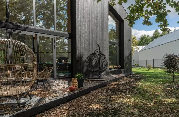 The terrace was made of the same materials as the facade