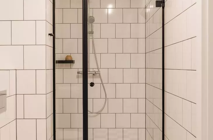Spacious shower room