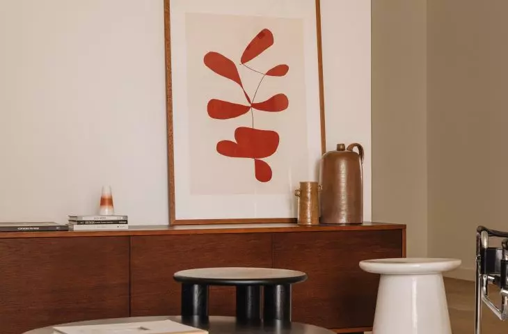 The architects designed a RTV chest of drawers on which stand original items from the 1950s and 1960s
