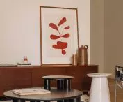 The architects designed a RTV chest of drawers on which stand original items from the 1950s and 1960s