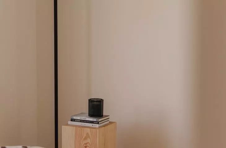 Minimalist accessories in the bedroom