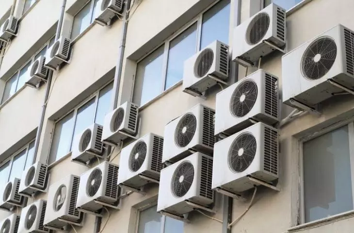 elewacja z agregatami zewnętrznymi klimatyzacji split