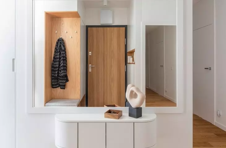 Minimalistyczna przestrzeń korytarza 