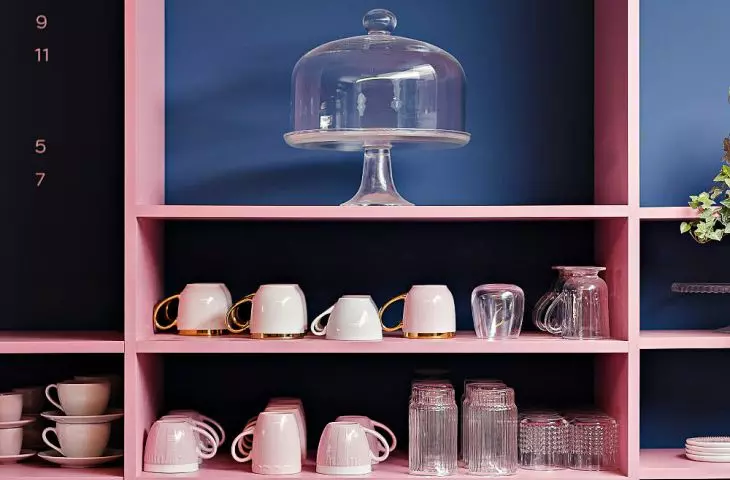 pink and navy blue dominate the interior