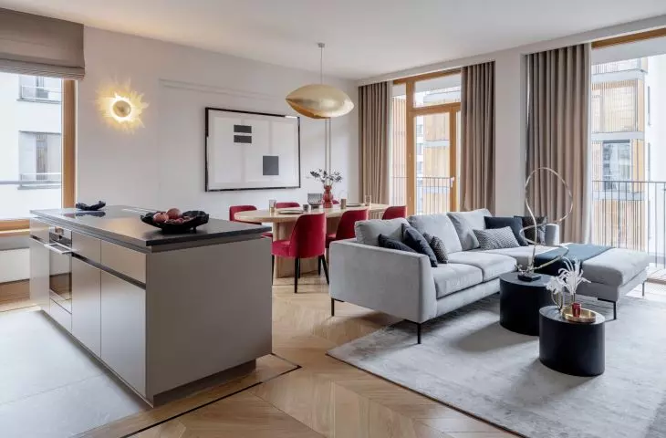 Thanks to large glazing, plenty of light enters the apartment