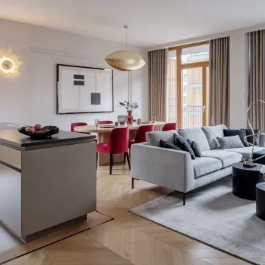 Thanks to large glazing, plenty of light enters the apartment