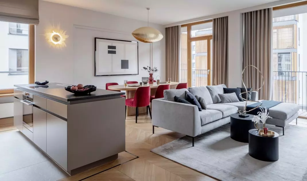 Thanks to large glazing, plenty of light enters the apartment