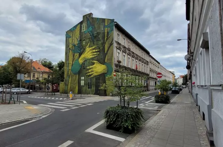 Jezycki mural promoting the importance of urban greenery, Wawrzyniaka/Słowackiego St. - Poznań 