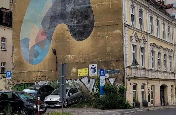 mural at the intersection of Poznańska and Wąska streets in Poznań 