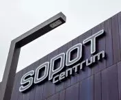 Sopot Centrum, Sopot, ul Kościuszki; system oświetleniowy KWADLUX w kompleksie handlowym, znajdującym się tuż przy peronie SKM