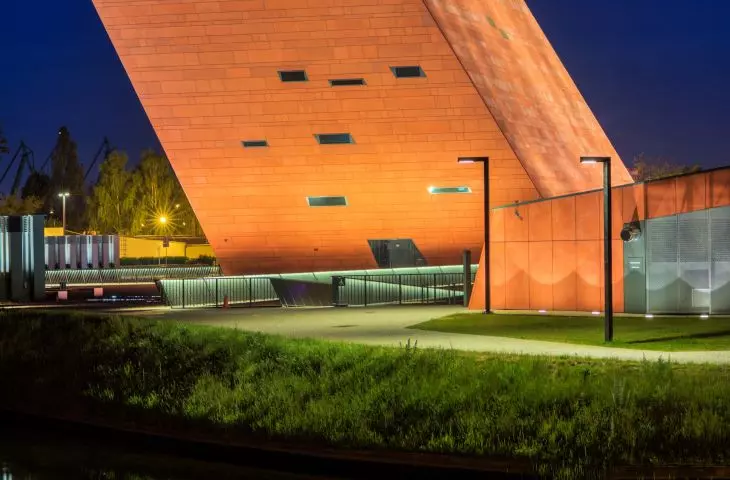 Muzeum II Wojny Światowej, Gdańsk, plac Władysława Bartoszewskiego; iluminacja przy użyciu systemu oświetleniowego KWADLUX