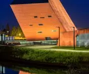Muzeum II Wojny Światowej, Gdańsk, plac Władysława Bartoszewskiego; iluminacja przy użyciu systemu oświetleniowego KWADLUX