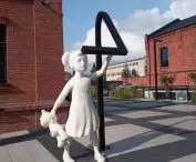Rzeźba „Spójrz na mnie”, Łódź, Monosfera; system oświetleniowy KWADLUX w projekcie stworzonym razem z pracownią Grupa 5 Architekci