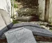 po starym domu został oryginalny fragment ściany z drzwiami wejściowymi (po prawej)