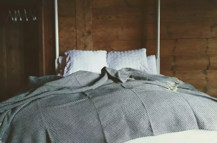 minimalistyczna rama łóżka