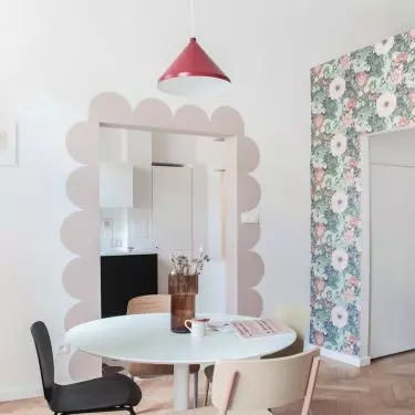 Transition between kitchen and living room 