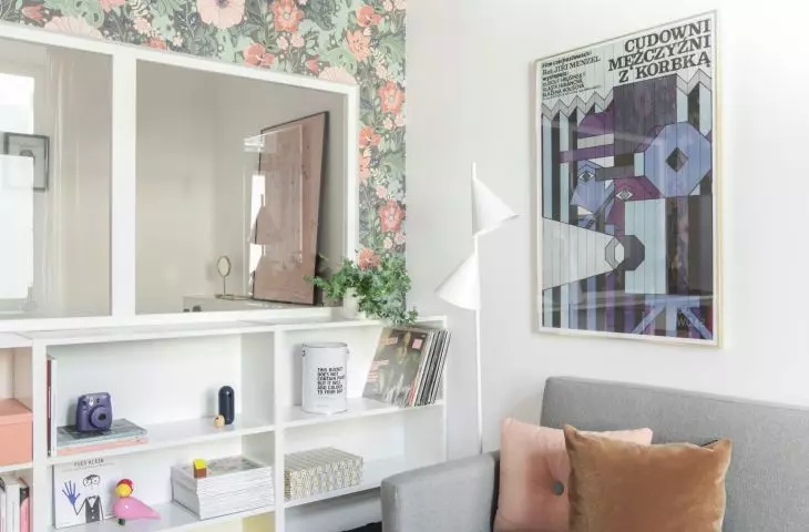 Wall with floral motif