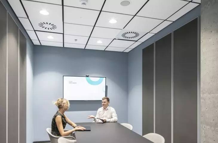 Systemy akustyczne Ecophon w biurze ISS Hub, Fabryka Norblina, Warszawa