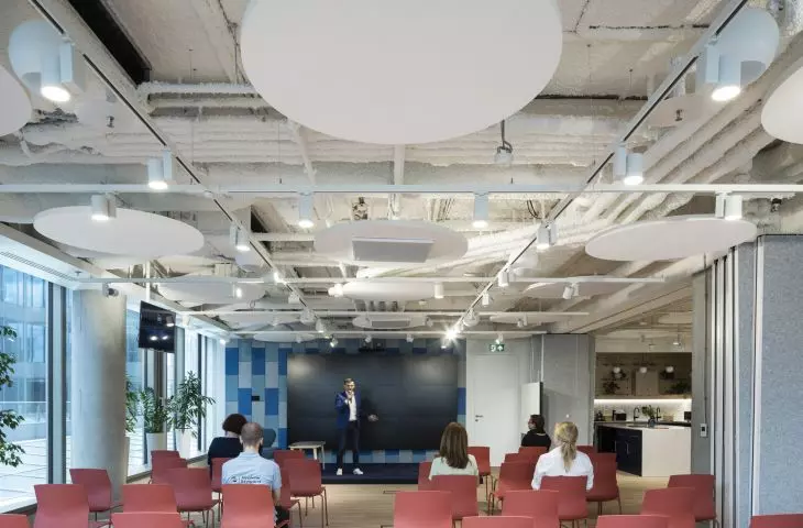 Systemy akustyczne Ecophon w biurze ISS Hub, Fabryka Norblina, Warszawa