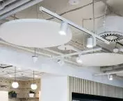 Systemy akustyczne Ecophon w biurze ISS Hub, Fabryka Norblina, Warszawa