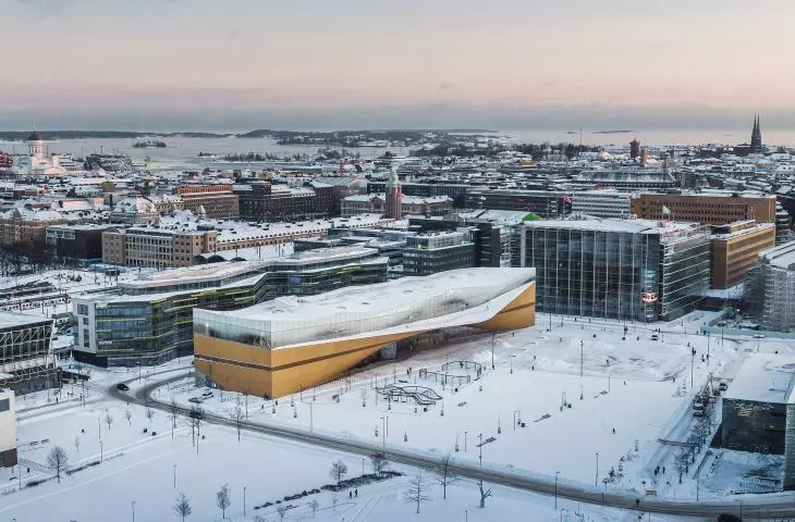  biblioteka Oodi na tle panoramy Helsinek