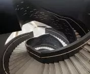 podwójna spiralna klatka schodowa z instalacją artystyczną „Dedication” Otto Karvonena