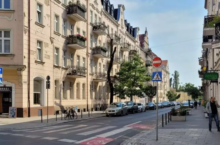 Space to be unpaved and greened - Kanalowa Street, Poznań