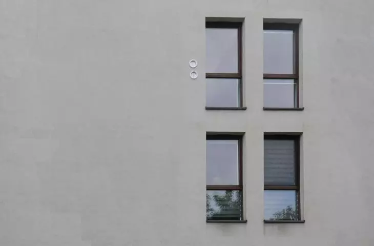 Façade with monoclima IN 2.0 grilles installed compared to façade with outdoor split air conditioning units
