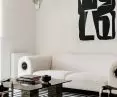 „wisienką na torcie” strefy dziennej są czarno-biały obraz za sofą i dywan na podłodze
