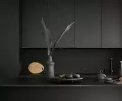 Minimalistyczny, czarny aneks kuchenny