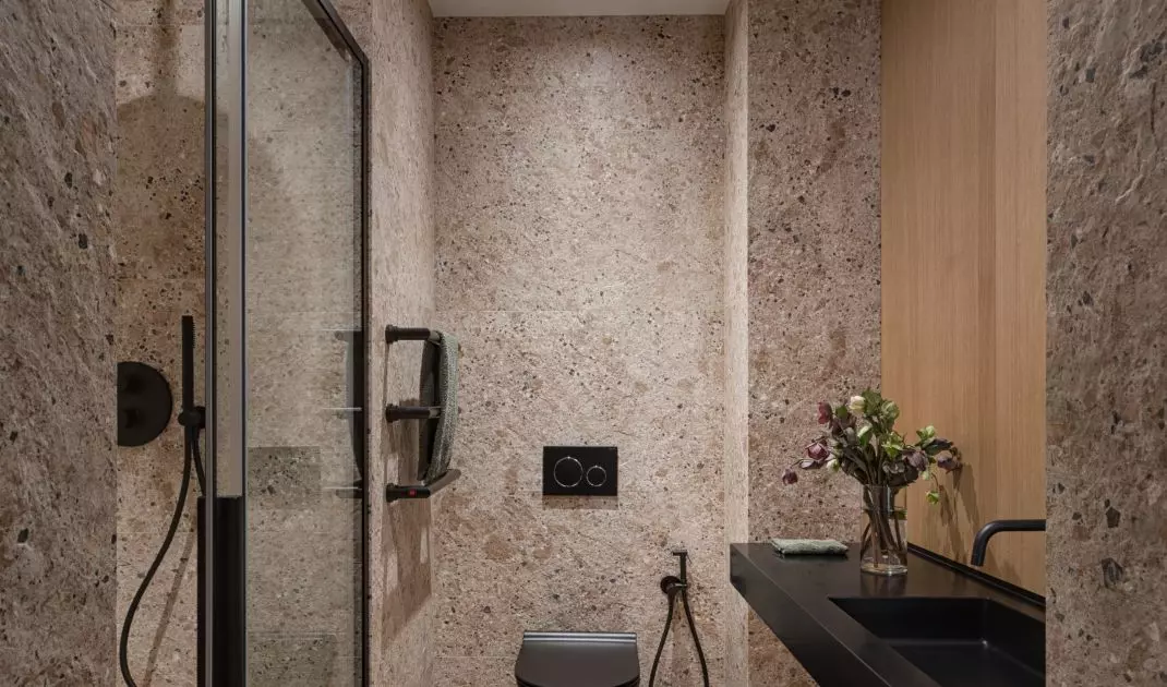 Bathroom in beige color scheme