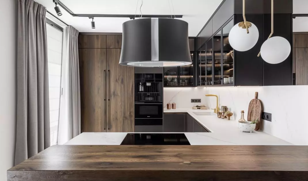 The kitchen is kept in a minimalist style 