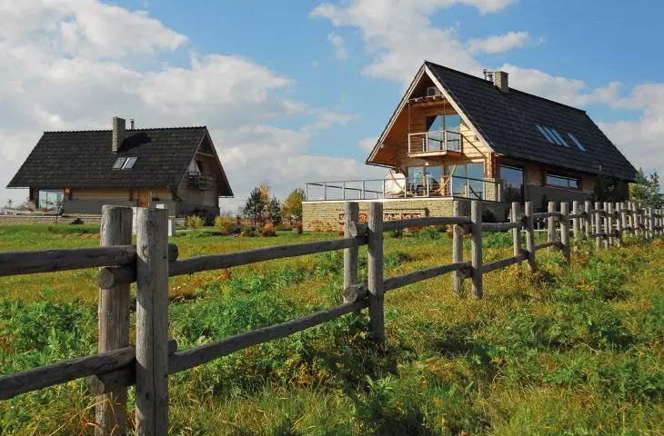 Zespół domów jednorodzinnych w Maniowach nad Jeziorem Czorsztyńskim