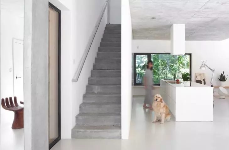 Wnętrze podzielone jest wręcz z geometryczną precyzją